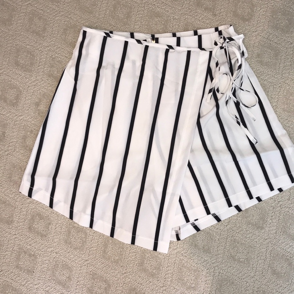 NEW B&W skort